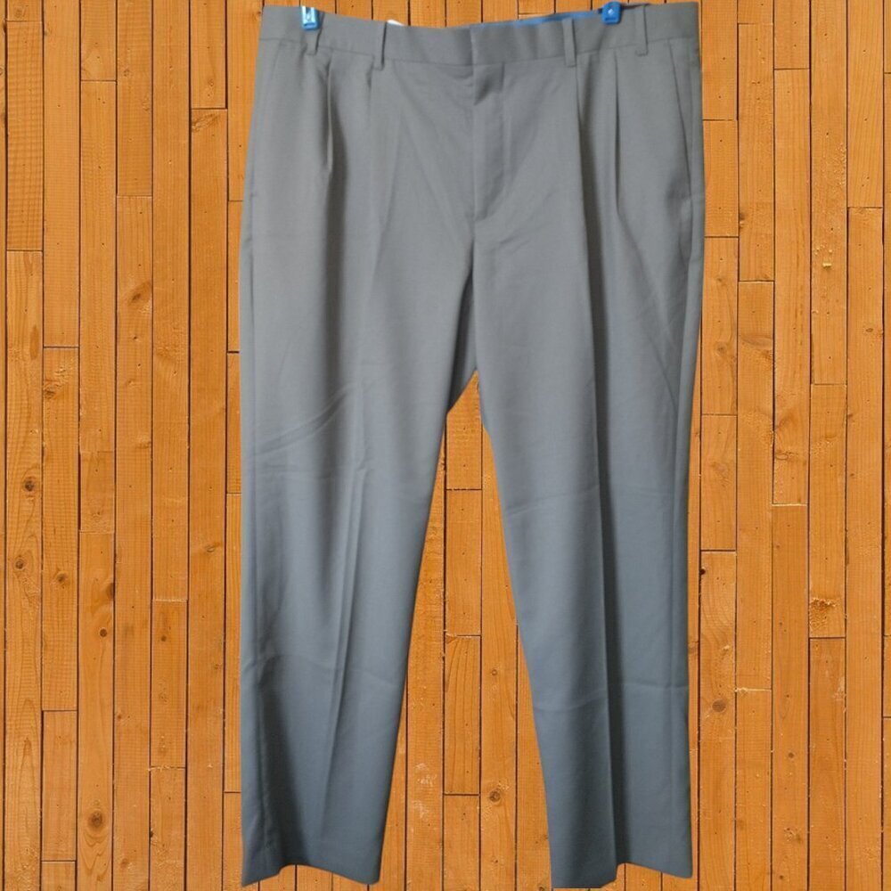 AXIST PLEATED BEIGE DRESS PANTS ULTRA SERIES  SIZE 40 OFFICE CAREER PREPPY